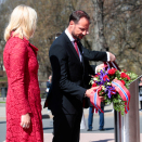 Kronprinsparet og Presidentparet la ned blomster ved Latvias frihetsmonument. Foto: Lise Åserud, NTB scanpix